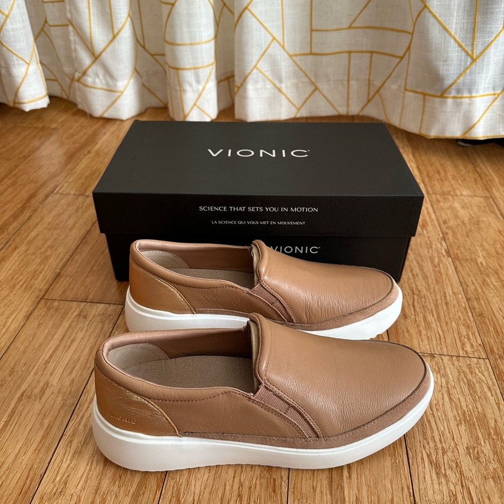 VIONIC Kearny Macaroon Tan Leather Slip On Sneakers Shoes - Womens 9 WIDE